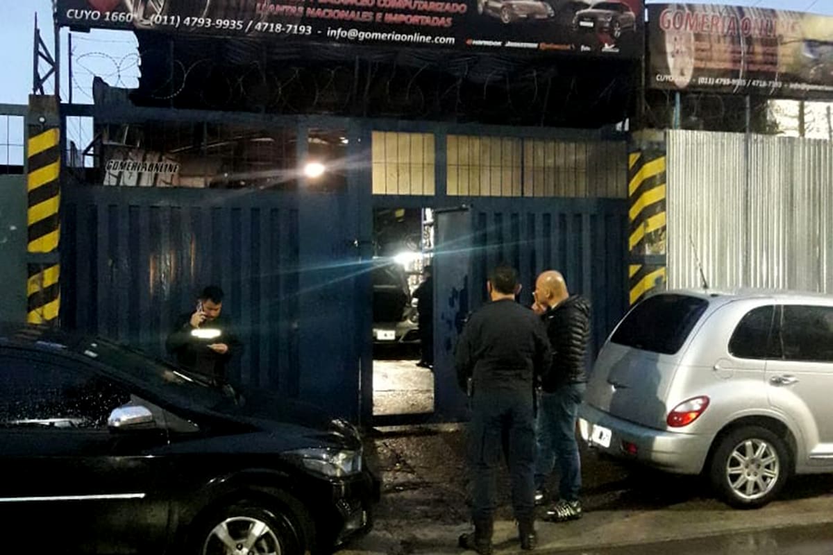 Los "robaruedas" vendían los neumáticos en una gomería de San Isidro