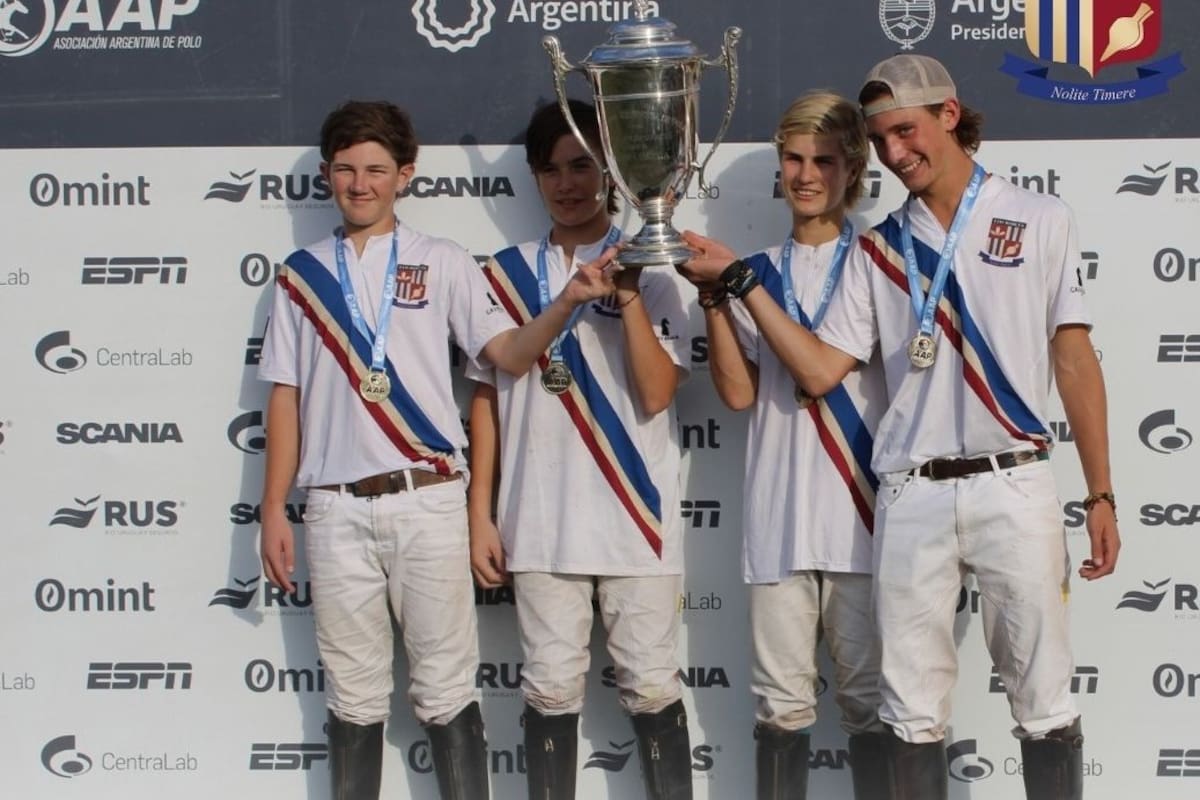 Los Robles Azul, campeón de la Copa Santa Paula 2025: festejan Matías González Otharán, Fermín Mac Donough, Beltrán Riglos y Florencio Lanusse,