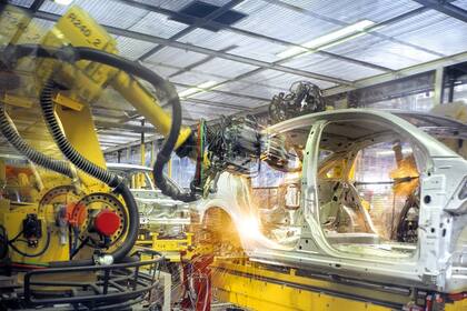 Los robots son reyes en la industria automotriz...