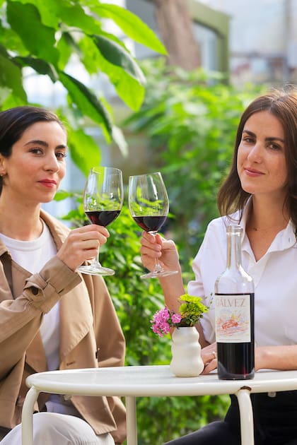 Los roles están claros dentro del emprendimiento familiar: Agostina se encarga de la imagen de la marca; Julieta, de introducir los vinos al ambiente gastronómico, y Roberto, de la gestión del viñedo y el traslado de la producción