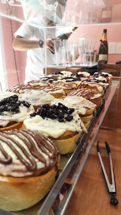 Los rolls de canela listos para el día de la gran apertura del local
