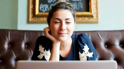 Los romances de oficina aún pueden florecer fuera de ese espacio; ciertos sesgos psicológicos aún pueden empujarnos hacia colegas virtualmente