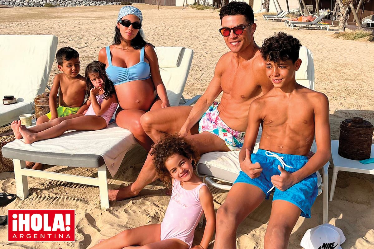 Los Ronaldo, juntos. “Estoy tan orgullosa de mi hermosa familia”, dijo Gio, divina, con un bikini celeste y un pañuelo en la cabeza.