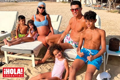 Los Ronaldo, juntos. “Estoy tan orgullosa de mi hermosa familia”, dijo Gio, divina, con un bikini celeste y un pañuelo en la cabeza.