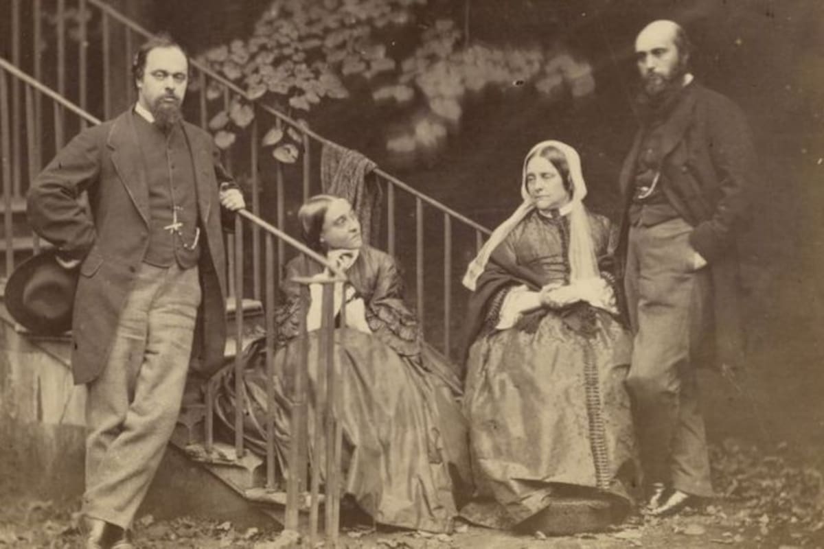 Los Rossetti eran una familia de vanguardia. En esta foto tomada en la casa de Dante Gabriel (izq.) en Chelsea, están su hermana Christina, su madre y William Michael (hermano y crítico de arte) FOTO: GETTY