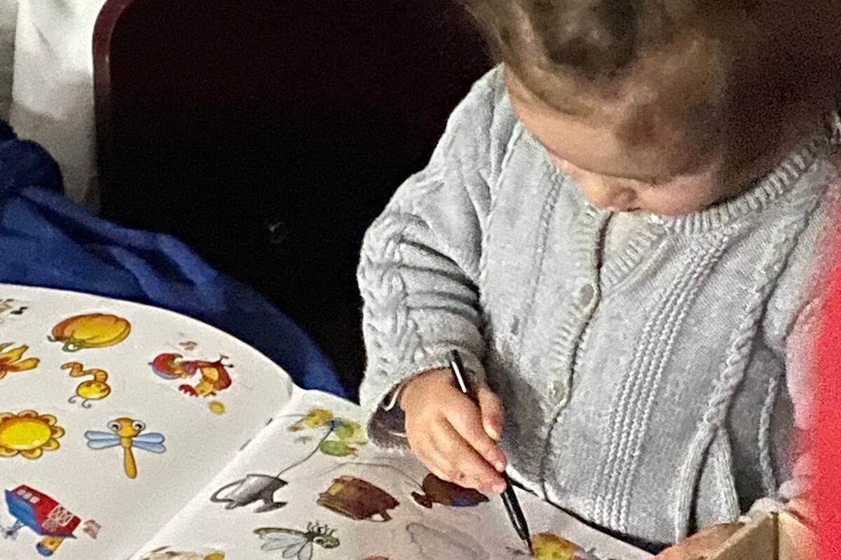 Los rostros de la guerra: en un refugio de Kiev, una niña dibuja mientras, afuera, crece la tensión