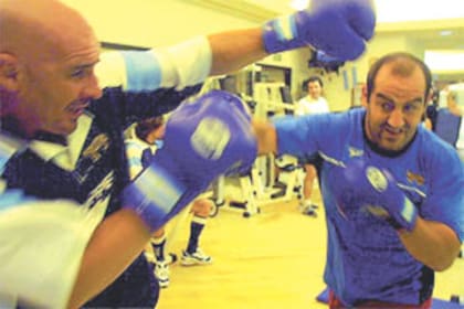 Una sesión de guantes entre el preparador físico y Mario Ledesma, entonces jugador, un clásico de Fernández Madero.