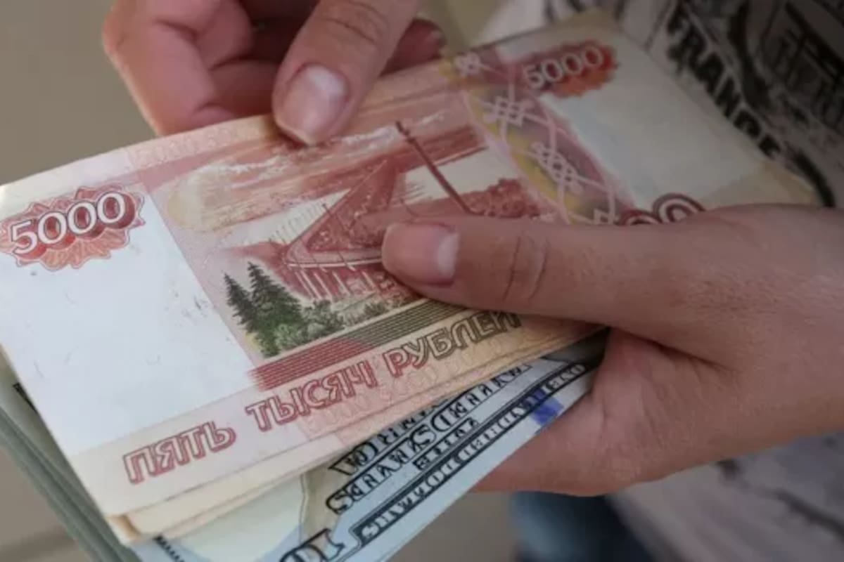 Los rublos son más fáciles de conseguir que los dólares, pero valen menos que antes