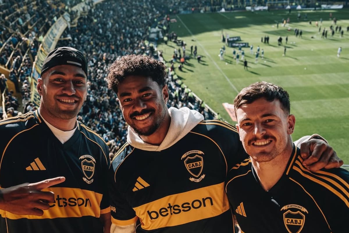Los rugbiers disfrutaron de una tarde a puro fútbol (Foto: @allblacks)