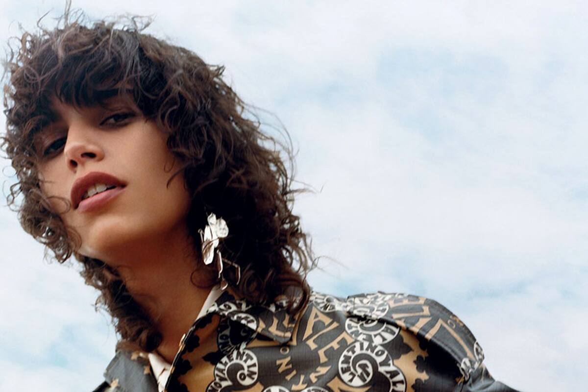 Los rulos son uno de los peinados del verano, como los muestra al natural la top model Mica Argañaraz; uno de los 5 que son tendencia