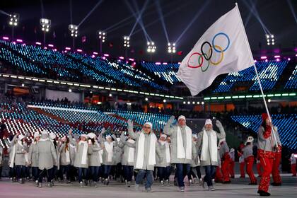 Los rusos desfilaron bajo la bandera olímpica