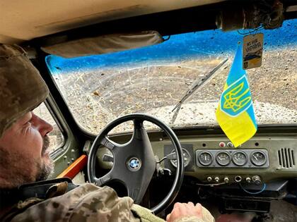 Un soldado ucraniano en un jeep UAZ de la era soviética mientras se abre camino a través del barro