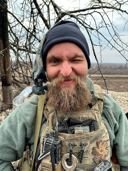 Este joven de 26 años usa el sobrenombre "Dwarf", ya que es un gran fanático de El señor de los anillos, aunque el nombre escrito en su armadura en realidad se traduce como "Gnomo"