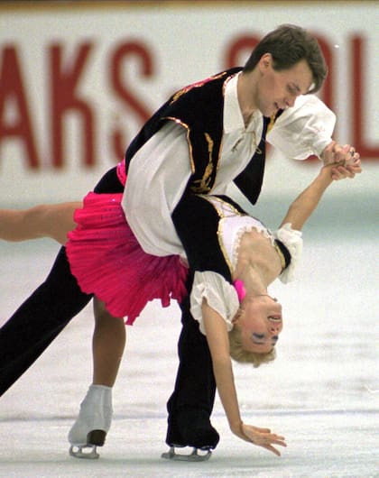 Los rusos Evgenia Shishkova y Vadim Naumov se presentan en el evento de parejas de la competencia internacional de patinaje sobre hielo Trofeo NHK en Nagoya, en el centro de Japón, el 9 de diciembre de 1995