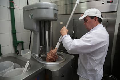 "Los sabores que más salen son los clásicos: el dulce de leche granizado siempre está entre los primeros. También el chocolate con almendras, el sambayón y el limón, junto con la frutilla al agua", dicen en El Ciervo, tradicional heladería de Liniers, de casi 60 años