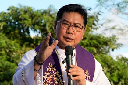 Los sacerdotes utilizan vestimentas de color morado durante las semanas de Avdviento