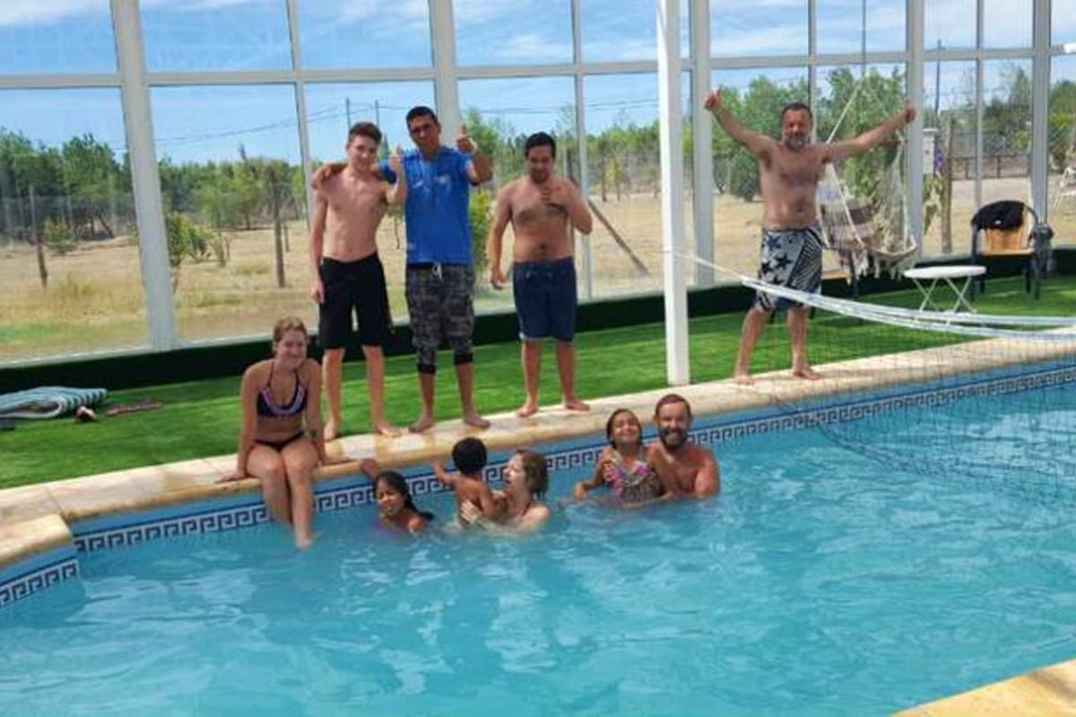 Los Saez junto a la familia de un empleado, durante las vacaciones en la casa de Madryn
