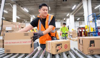 Los salarios iniciales en Target para trabajos estacionales comienzan en US$15 por hora, con posibilidades de llegar a US$17,50 según el rol