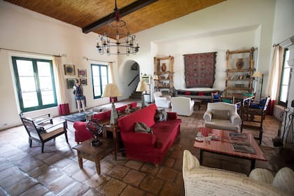 Los salones del hotel Manantial del Silencio son acogedores.