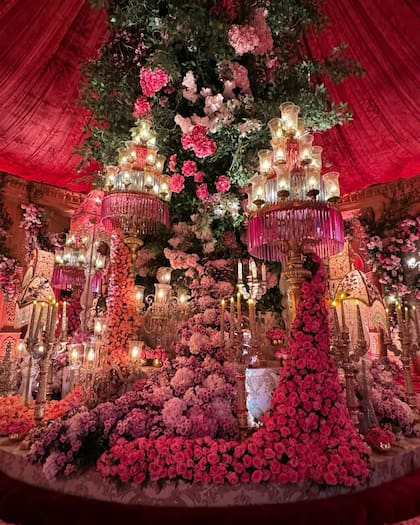 Los salones fueron ambientados con miles de flores arregladas de forma magnífica.