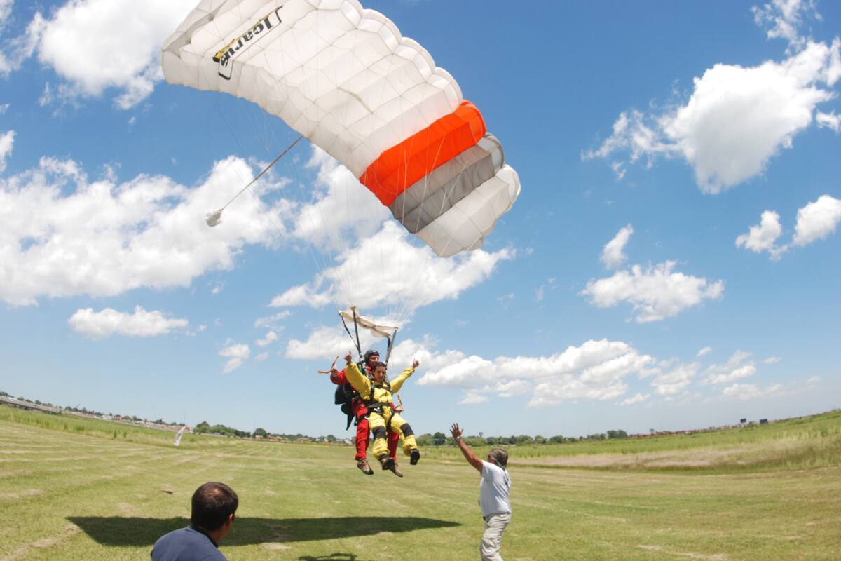 Los saltos de bautismo, en tandem, se realizan desde entre 3 y 4 mil metros de altura