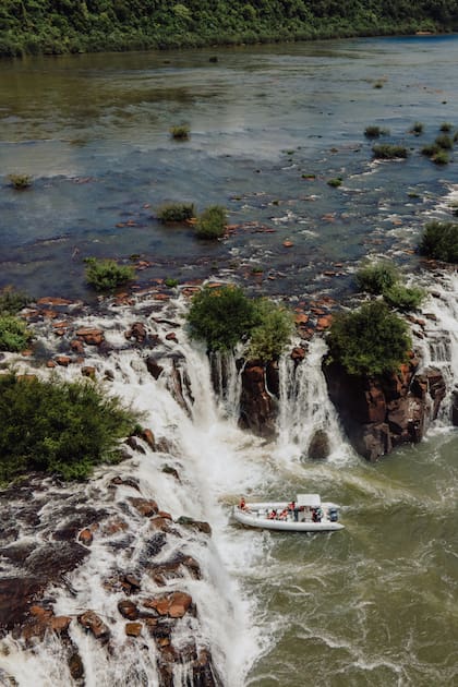 Los Saltos del Moconá se forman por un corte transversal del río Uruguay  y se ven desde una lancha