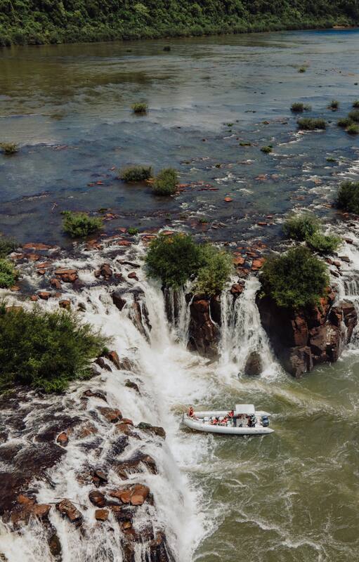 Los Saltos del Moconá se forman por un corte transversal del río Uruguay y se ven desde una lancha