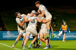 Los saludos para Juan Pedro Bernasconi (con el 8 en la espalda), luego del try de los Pumitas en el comienzo del segundo tiempo ante Australia
