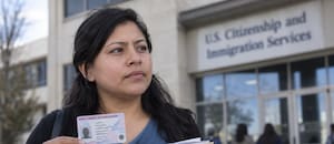 Qué pasará con el permiso de trabajo EAD para los salvadoreños que quedan en un limbo migratorio