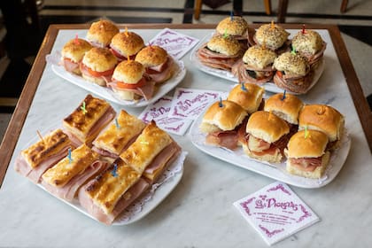 Los sándwiches de elaboración propia son para consumir en el salón o como parte del servicio de lunch.
