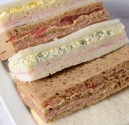 Los sándwiches de miga de Las Violetas pelean el podio para merecer el título de los mejores de Buenos Aires.