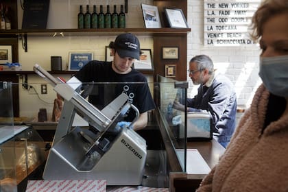 Los sándwiches toscanos de All’antico Vinaio en la Octava Avenida se han convertido en un éxito instantáneo. Esta tienda de delicatessen suele estar abarrotada, así que una opción sería comerte tu emparedado en el cercano Bryant Park. (Anna Watts/The New York Times)