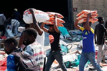 Los saqueos continuaban sin interrupción desde el comienzo de los disturbios en Sudáfrica