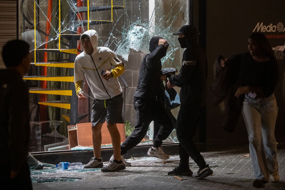 Barcelona: 128 detenidos, 73 de ellos menores, tras disturbios y saqueos
