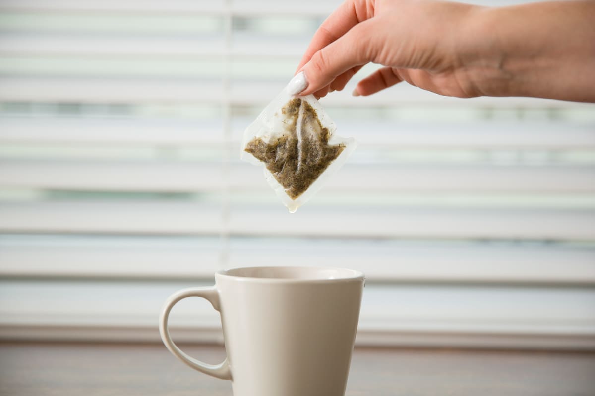 Los saquitos de té pueden contener microplásticos, según un estudio reciente (Foto: Freepik)