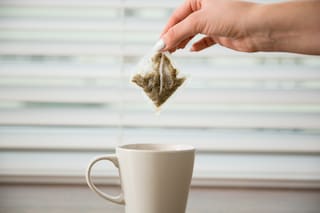 Saquitos de té usados: por qué no deberías tirarlos y cómo reutilizarlos en la casa