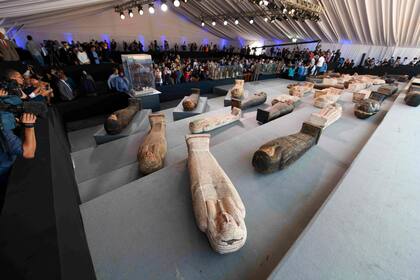 Los sarcófagos fueron descubiertos en la necrópolis de Saqqara, al sur de El Cairo