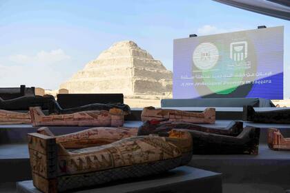 Los sarcófagos fueron descubiertos en la necrópolis de Saqqara, al sur de El Cairo