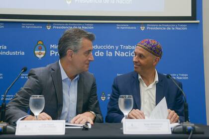 Los secretarios de Gobierno de Agroindustria, Luis Miguel Etchevehere y de Ambiente y Desarrollo Sustentable, Sergio Bergman