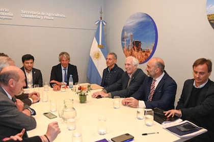 Los secretarios Pazos e Iraeta con funcionarios provinciales