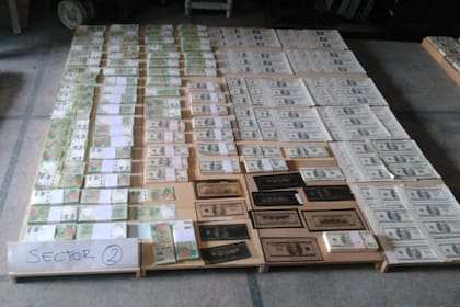 Los billetes falsos de dólares y pesos secuestrados por la Policía Federal en los allanamientos