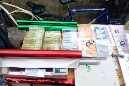 Billetes falsos de 1000, 500, 200 y 100 pesos
