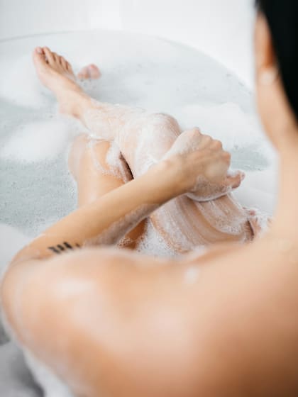 Los secretos para bañarnos correctamente, según la opinión de un dermatólogo