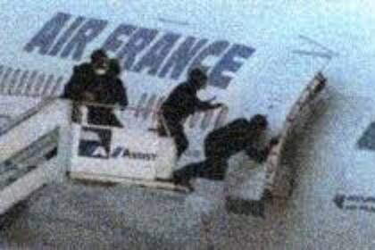 Los secuestradores ingresaron en el avión de Air France y tuvieron a los pasajeros de rehenes