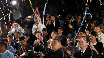 Los seguidores celebran que Kazuo Ishiguro fue el elegido de la Academia Sueca