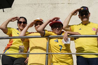 Los seguidores de Abelardo de la Espriella saludan durante las elecciones presidenciales en Barranquilla
