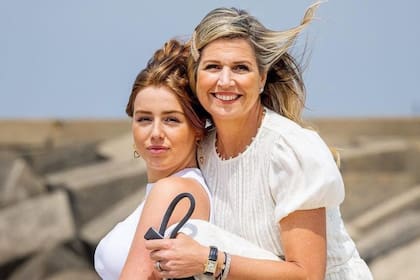 Los seguidores de la realeza, tanto argentinos como neerlandeses, coinciden que en que Máxima y Alexia son "dos gotas de agua"