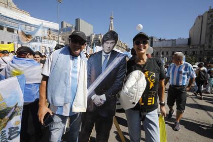 Los seguidores de Milei se toman fotos con la imagen de tamaño real que hay frente al Congreso