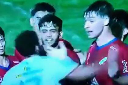 Los segundos previos a la trompada de Mario González a Enzo Echeveste en la Copa Nacional de Selecciones de la Organización del Fútbol del Interior (OFI) en Uruguay