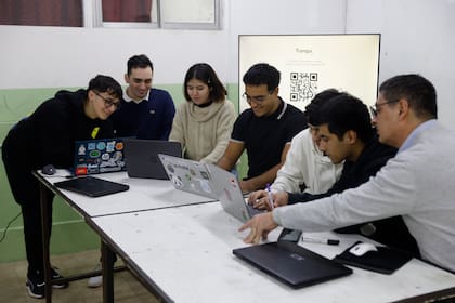 Los seis alumnos que participaron del proyecto en el aula con el profesor